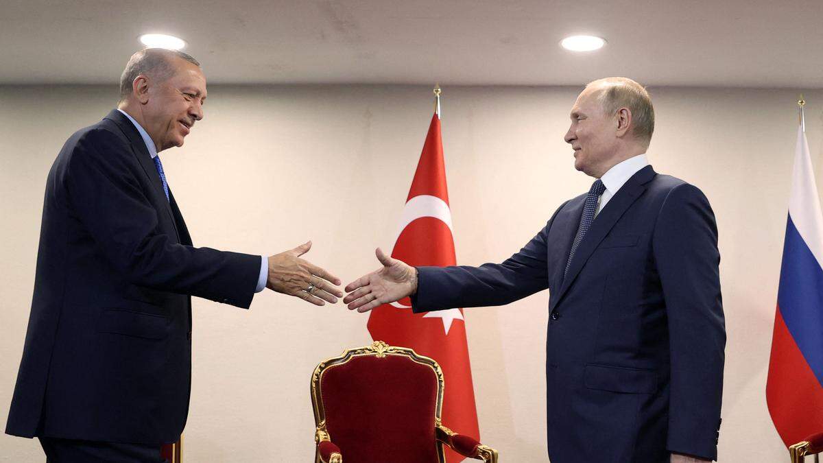 Handshake nach langem Warten: Erdogan (l.) und Putin. 