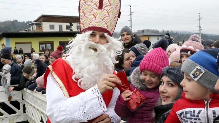 Eines gleich vorweg: Der Nikolaus sprang dieses Jahr in Liebenfels nicht aus einem Hubschrauber. Er kam mit dem Auto. Grund war die geschlossene Nebeldecke am Sonntagnachmittag im Glantal.