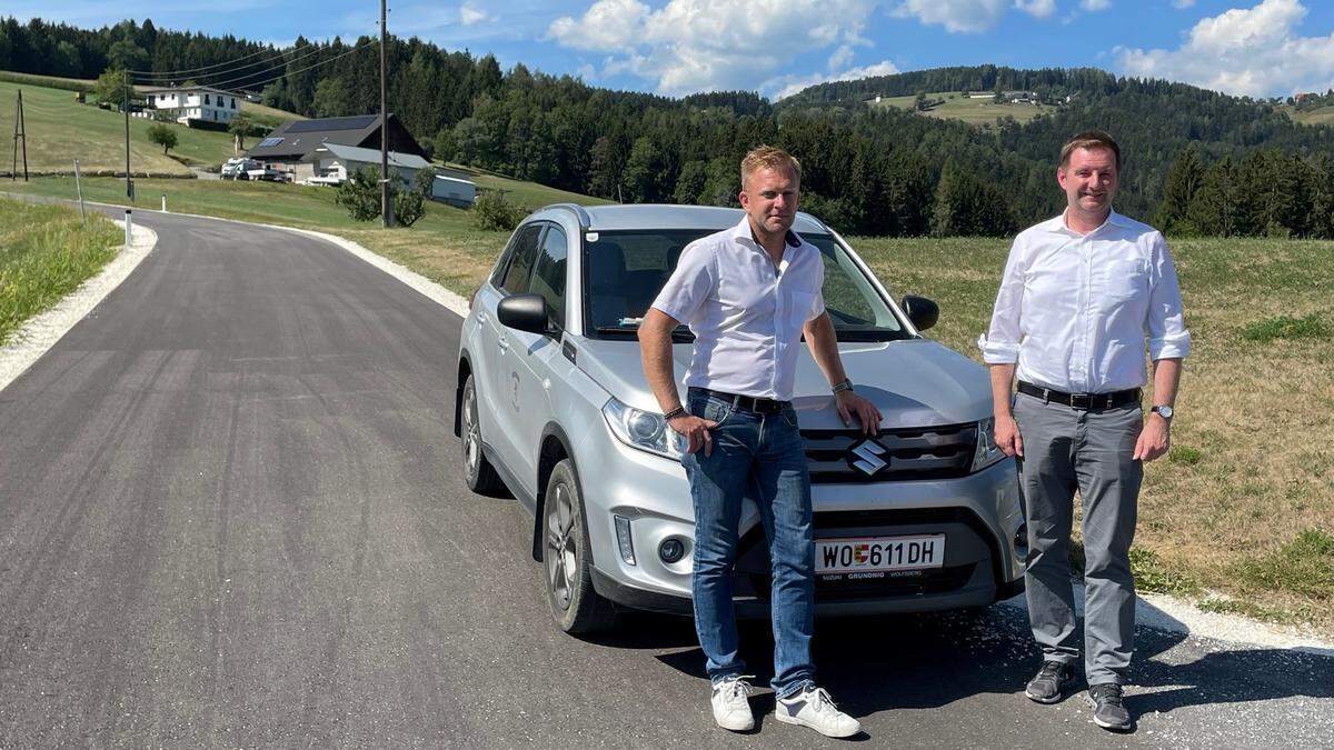 Stadtrat Josef Steinkellner (rechts) mit Straßenmeister Gerald Malz (links) bei der Besichtigung der fertig sanierten Ehringstraße