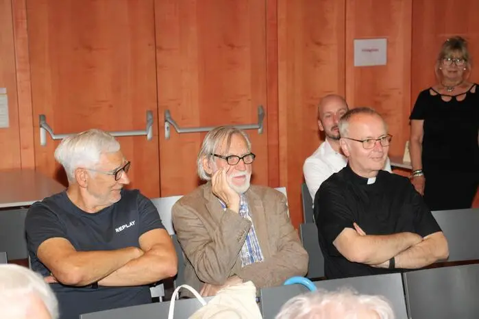 wie Hausherr Pfarrer Martin Trummler, die Stadträte Stefanie Galler und Reinhard Puffing, Fußballlegende Alfred Gert mit seiner Frau Barbara und Künstler Franz Dampfhofer. 