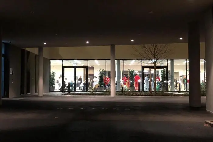 Sofort suchten die Einsatzkräfte nach einem Ersatzquartier für die Patienten. Direkt hinter dem LKH ist das neue Landespflegezentrum angesiedelt, das auch über einen unterirdischen Verbindungsgang zum Krankenhaus verfügt.