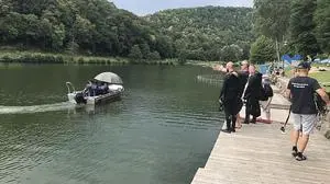 22 Taucher waren bei der Suchaktion in der Nacht  im Einsatz. Montagnachmittag wurde diese fortgesetzt