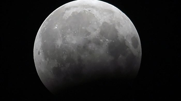 Bei einer partiellen Mondfinsternis trat unser Begleiter am 7. August zu 24,6 Prozent in den Kernschatten der Erde.