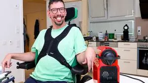 Christoph Bauer-Bretterklieber in "seinem" Wohnzimmer mit Kaffeemaschine 