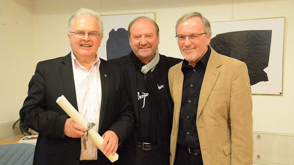  Künstler Stanko Sadjak (Mitte) mit Rektor Jo(z)e Kopeinig (links) und Raimund Grilc bei der Ausstellungseröffnung im Bildungshaus