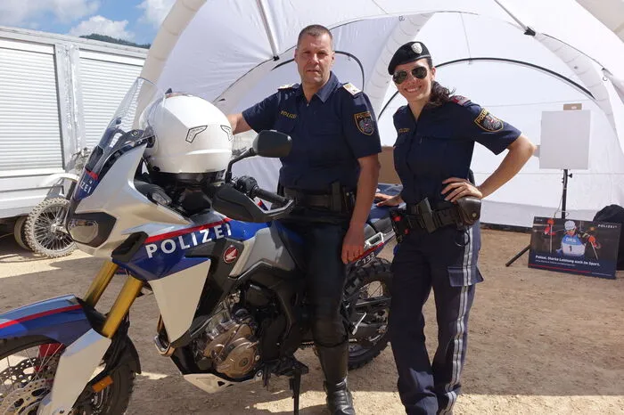 Die Polizei ist mit einem Infostand vertreten, wo die Berufsmöglichkeiten aufgezeigt werden, wenn man sich für eine Karriere bei der Polizei entscheidet. Melanie Ilic von der  Landespolizeidirektion Steiermark und Hannes Thaler, stellvertretender Fuhrparkleiter.