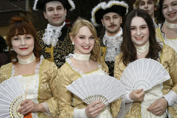 Vornehm, schön und stilvoll präsentierten sich die Damen und Herren in den aufwändigen venezianischen Gewändern.