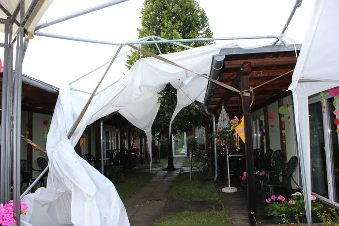 Beschädigtes Zelt beim Altersheim in Strassburg