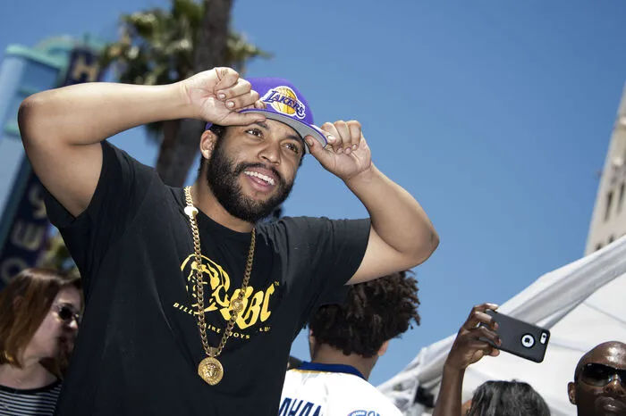 In einer langen Dankesrede nannte Ice Cube Hip-Hop-Kollegen wie Dr. Dre, Yo Yo und Sir Jinx.