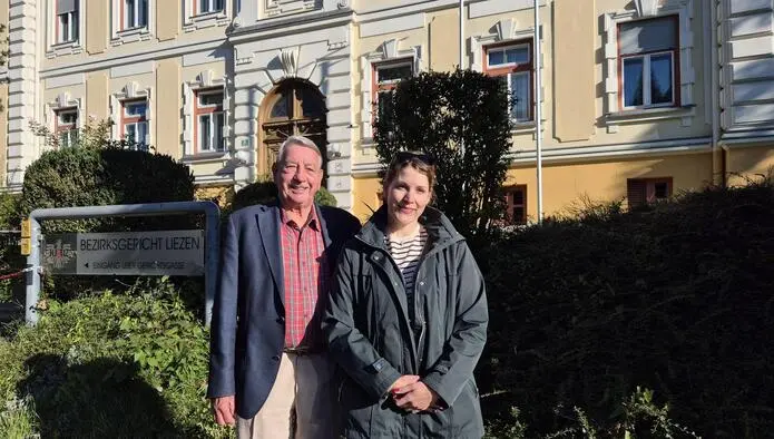 Der ehemalige Leiter des Stadtarchivs Liezen, Karl Hödl, und seine Nachfolgerin Katharina Ernecker vor dem Bezirksgericht