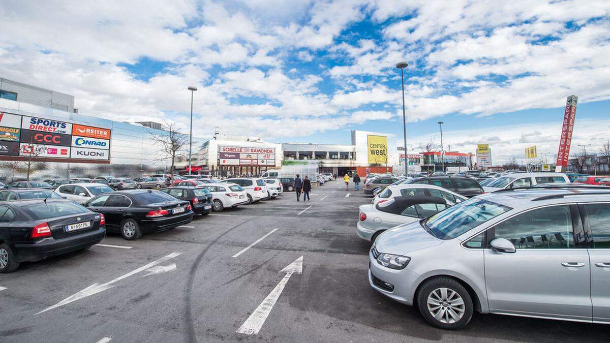 Auf dem Parkplatz des Einkaufszentrums rammte der 20-Jährige in der Nacht mehrere Fahnenmasten