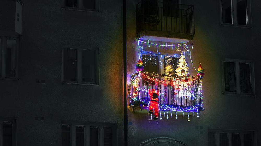 Blickfang Balkon: Nicht alle Nachbarn haben Freude an der Weihnachtsbeleuchtung