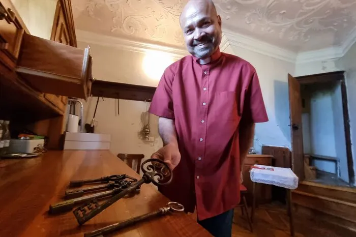 Dechant Lawrence Pinto mit den Kirchenschlüsseln