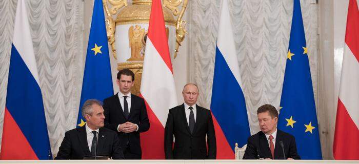 Im Jahr 2018 unterzeichneten Gazprom und OMV im Juni einen Gasliefervertrag bis 2040 in Wien, im Oktober ein "Memorandum of Understanding" in St. Petersburg (Foto). Sebastian Kurz und Wladimir Putin waren bei beiden Terminen anwesend.