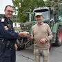 Das Fahrzeug von Landwirt Wilhelm Karpf (mit Polizist Christian Schütz) wies nur einige leichte Mängel auf