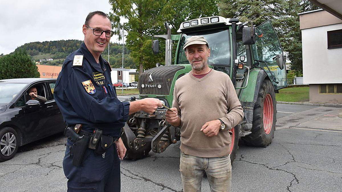 Das Fahrzeug von Landwirt Wilhelm Karpf (mit Polizist Christian Schütz) wies nur einige leichte Mängel auf