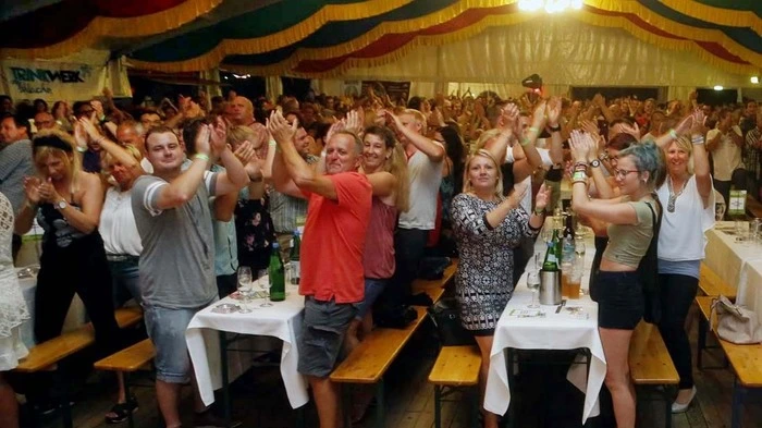 Das große Festzelt am Strandbadgelände füllte sich bis auf den letzten Platz mit Festbesuchern...