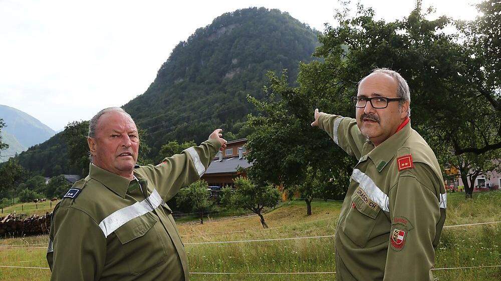 Anton Matheuschitz (links) und Feuerwehrkommandant Christian Orasch zeigen die Stelle, wo das Flugzeug abstürzte