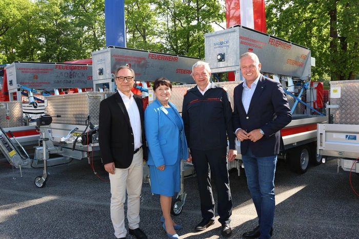 Der Leiter der Fachabteilung für Katastrophenschutz, Harald Eitner, Landeshauptmann-Stv. Manuela Khom, Landesfeuerwehrkommandant Reinhard Leichtfried und Landeshauptmann Mario Kunasek bei der Übergabe der neuen Gerätschaften für den Katastrophenhilfsdienst. 