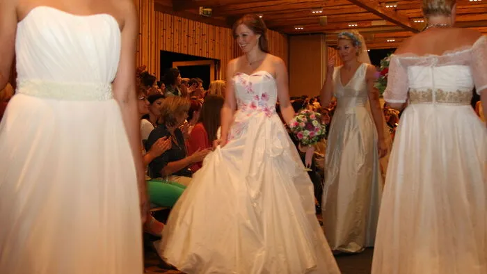 Viele Hochzeitskleider wurden präsentiert.