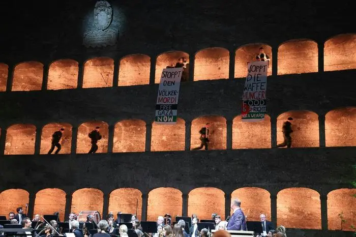 ABD0110_20250726 - SALZBURG - ÖSTERREICH: Eine Störaktion während der Rede von Vizekanzler Andreas Babler (SPÖ) am Samstag, 26. Juli 2025, im Rahmen der Eröffnung der Salzburger Festspiele in Salzburg. - FOTO: APA/FRANZ NEUMAYR