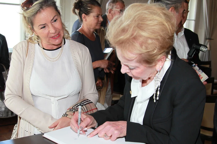 Angelika Spiehs signierte u.a. ein Exemplar für Karolin Hirsch.