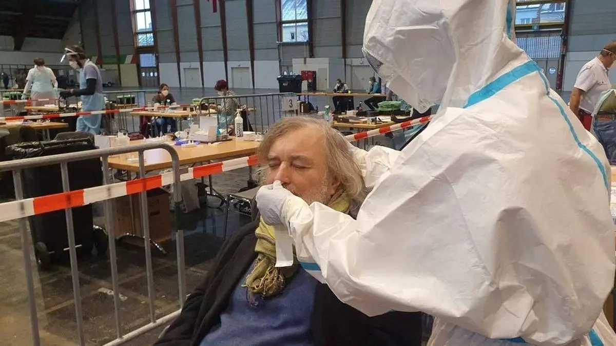 Frey beim PR-Termin zum Bewerben der Testung