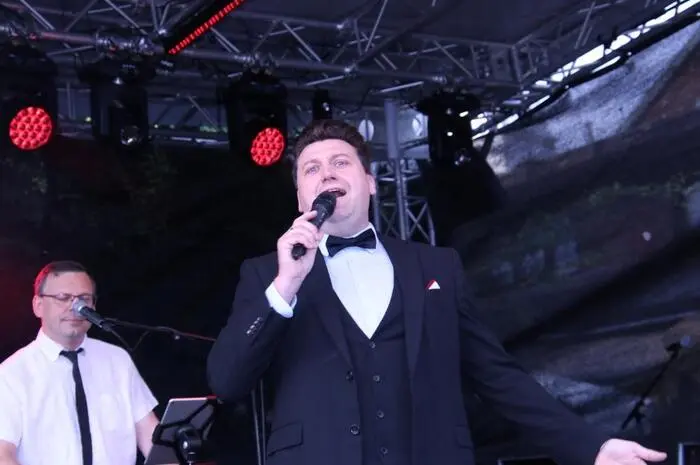 In seiner Hommage gab der in Linz geborene Schauspieler und Sänger Nik Raspotnik mit seiner imponierenden Stimme zusammen mit der „Dolce Vita“-Begleitband einen Einblick in die persönliche und musikalische Strahlkraft von Peter Alexander.
