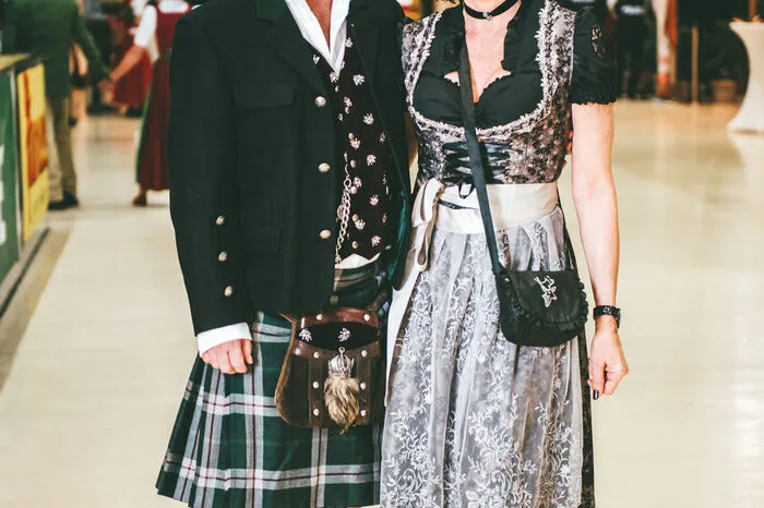 Maria Bärnfeind im Spitzendirndl und Robert Plank im Schottenkilt.