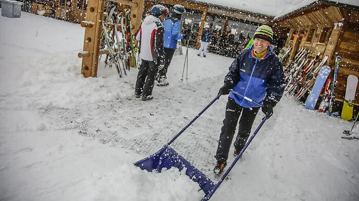 Am Nassfeld schneit es seit Freitag um 9.30 Uhr stark. Laut ZAMG sind sogar bis zu 150 Zentimeter Neuschnee möglich.