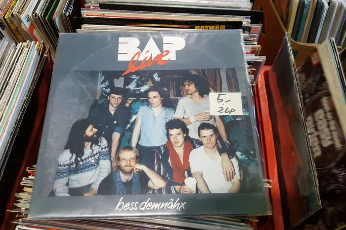 Wolfgang Niedeckens BAP mit "bess demnähx", Live-Album, Jahrgang 1983. Für Historiker: Das Coverfoto wurde im Grazer "Haus der Jugend", dem jetzigen Orpheum gemacht.