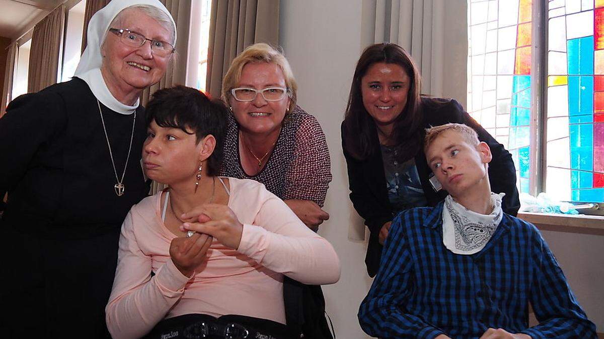 Schwester M. Monika Ehrengruber, Christina Moser, Hausleiterin Eveline Pötscher, Carolin Porcham, Patrick Hauzendorfer (von links)