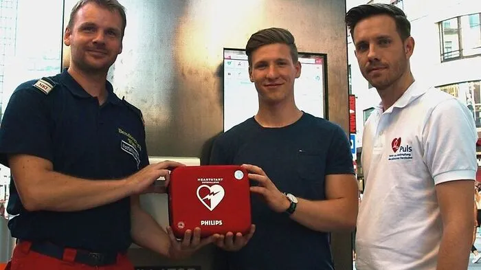 Erfolgreicher Defi-Einsatz: Niklas Palt aus Graz (Mitte)