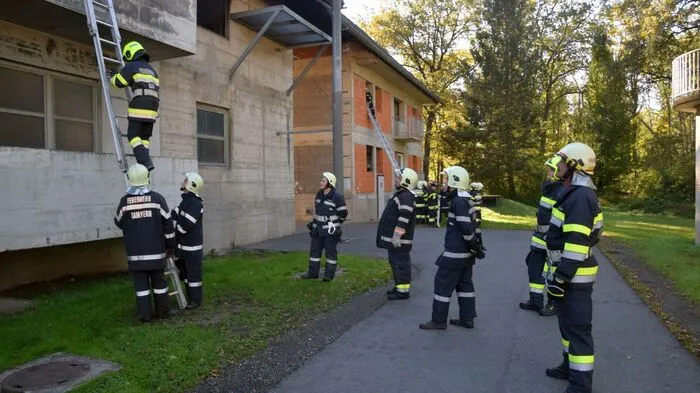 Im zweiten Teil der Grundausbildung wurde beispielweise der richtige Aufbau von Leitern als Rettungs- beziehungsweise Angriffsweg, das Retten von Personen über den Leiterweg, das Hantieren mit Rettungsgeräten praktisch geübt.