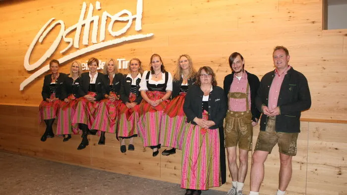 In Dirndl und Lederhose feierte das Team des Osttiroler Tourismus die Eröffnung der Zentrale im Stegergarten.