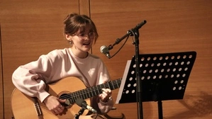 Emma Brugger, die bereits seit ihrer Kindheit musiziert, spielte ihr selbstgeschriebenes Lied „Herz aus Stein“ in Anras