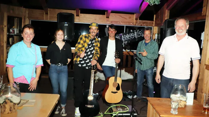 Am Foto von Links: Annemarie Hauer, Laura Hauer (Tochter), Mario Haber alias „FAIASALANDA“, Erich Hofstädter (Sing/Songwriter), Gerd Leitner (Technik) und Manfred Hauer.