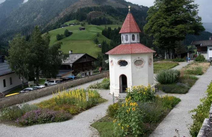 Jede Himmelsrichtung im Garten wurde mit Planzen in den Farben gelb, rot, grün und blau bepflanzt