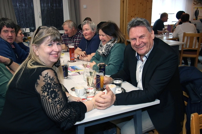 Seine Fans, die sogar aus Kärnten, Ober- und Niederösterreich sowie dem Burgenland angereist waren, klatschten, sangen und schunkelten bereits bei den ersten Liedern begeistert mit.