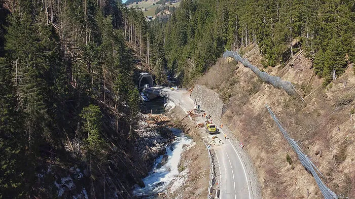 Die Arbeiten an der Straße laufen auf Hochtouren