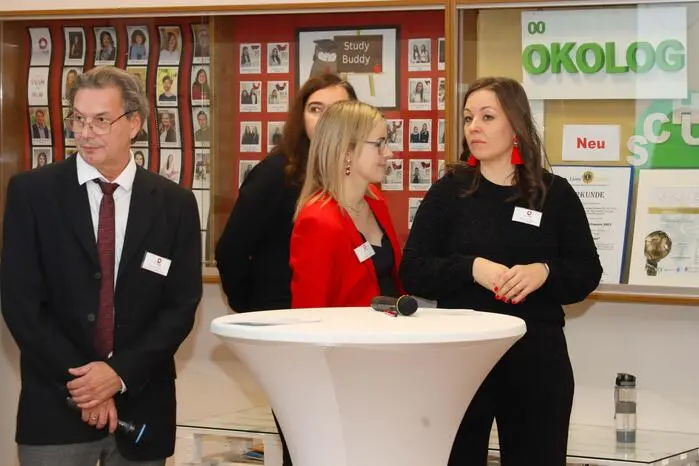Direktor Johannes Meringer präsentierte gemeinsam mit seinem engagierten Lehrerteam und den Schüler:innen die Stärken und Schwerpunkte der Schule – von wirtschaftlicher Bildung über Sprachen bis hin zu kreativ-praktischen Fächern.