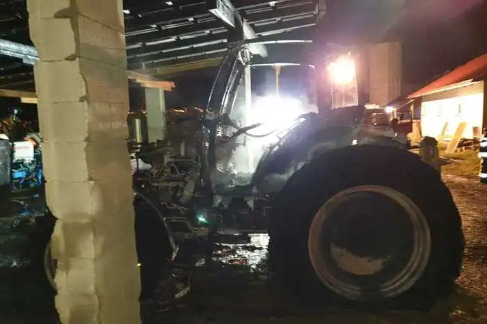 Der Landwirt wurde mit Verdacht auf Rauchgasvergiftung ins Krankenhaus eingeliefert.