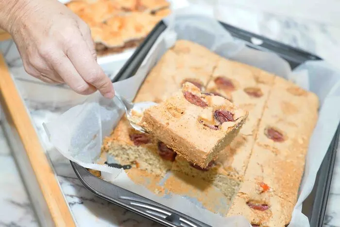 Auch selbstgemachten Kuchen gab es! Der Reinerlös der Spenden wird aufgeteilt und an das Frauenhaus Wolfsberg und den Verein Miteinander weitergegeben.