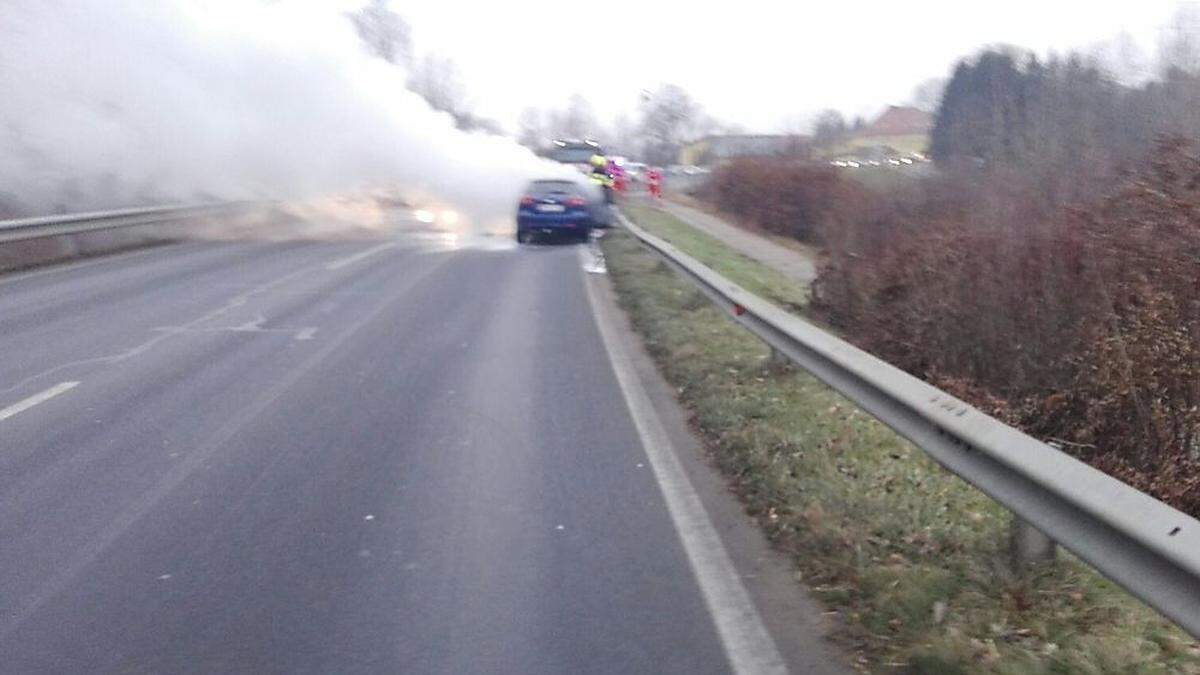 Auf der B67 in Landscha fing ein Pkw Feuer