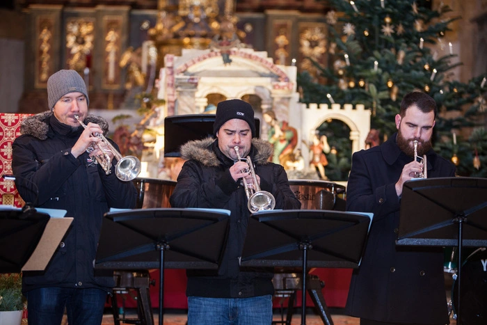 Rund 120 Besucher lauschten dem Konzert des Ensembles "Trumpet Brass" und des gemischten Chors "Coppl Vocal". Der Reinerlös wird an ein dreijähriges Kind aus Völkermarkt gespendet.