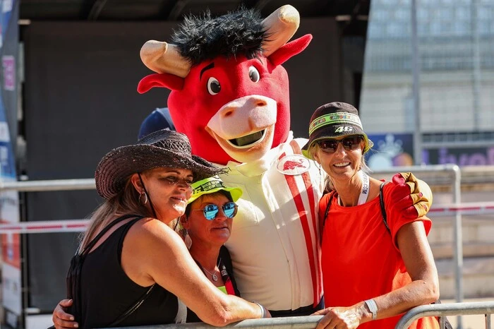 In der Boxengasse konnten die Fans dann auch ein Foto mit dem Ring-Maskottchen machen - ein beliebtes Fotomotiv.