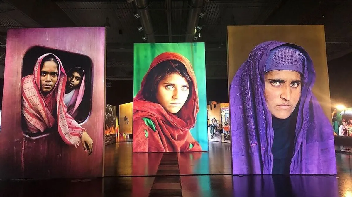 Bildikone in der Mitte: Porträt von Sharbat Gula, rechts das Mädchen als erwachsene Frau