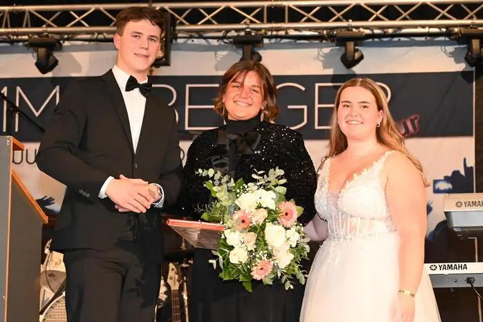 Chiara Pichorner (2. v. l.) studierte mit den Absolventen die Polonaise ein.