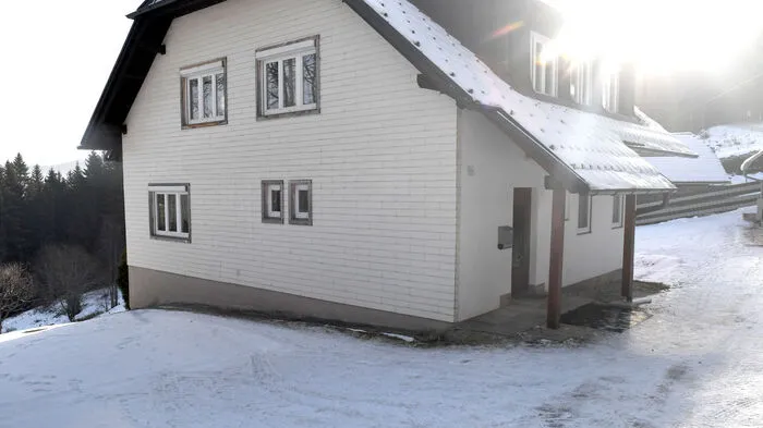 Das Wohnhaus liegt am Rande der Gemeinde Fischbach im Bezirk Weiz.