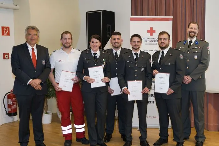 Beförderung zu Oberzugsführer, Hauptzugsführer und Sanitätsmeister.